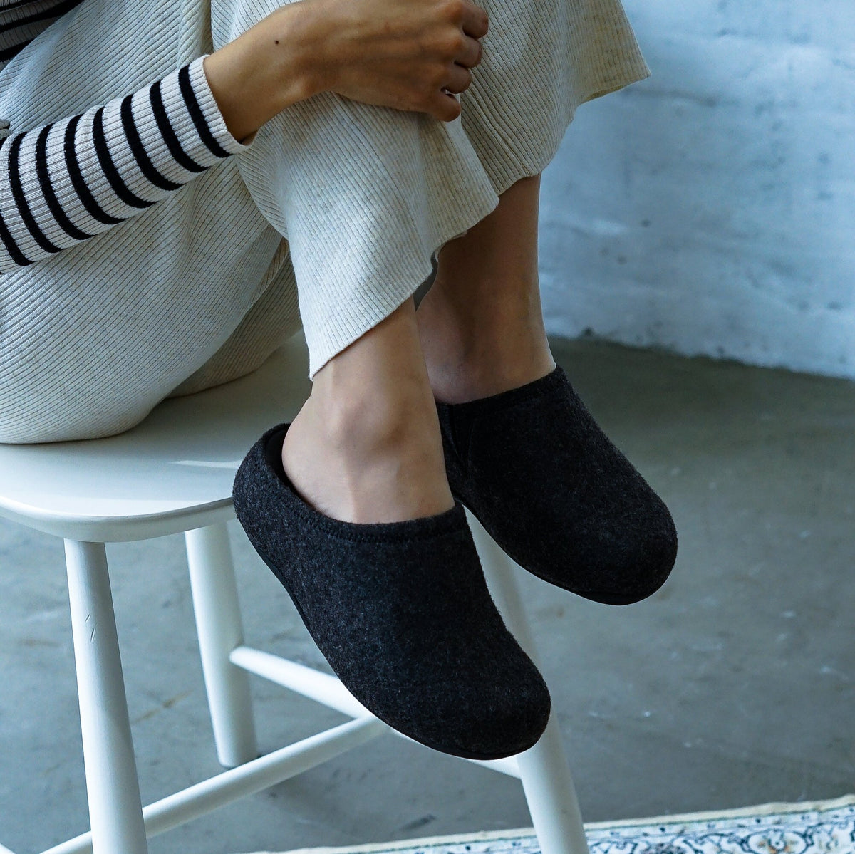 新品Fitflop ￼￼ フィットフロップフェルトクロッグネイビー24cm 心地好く