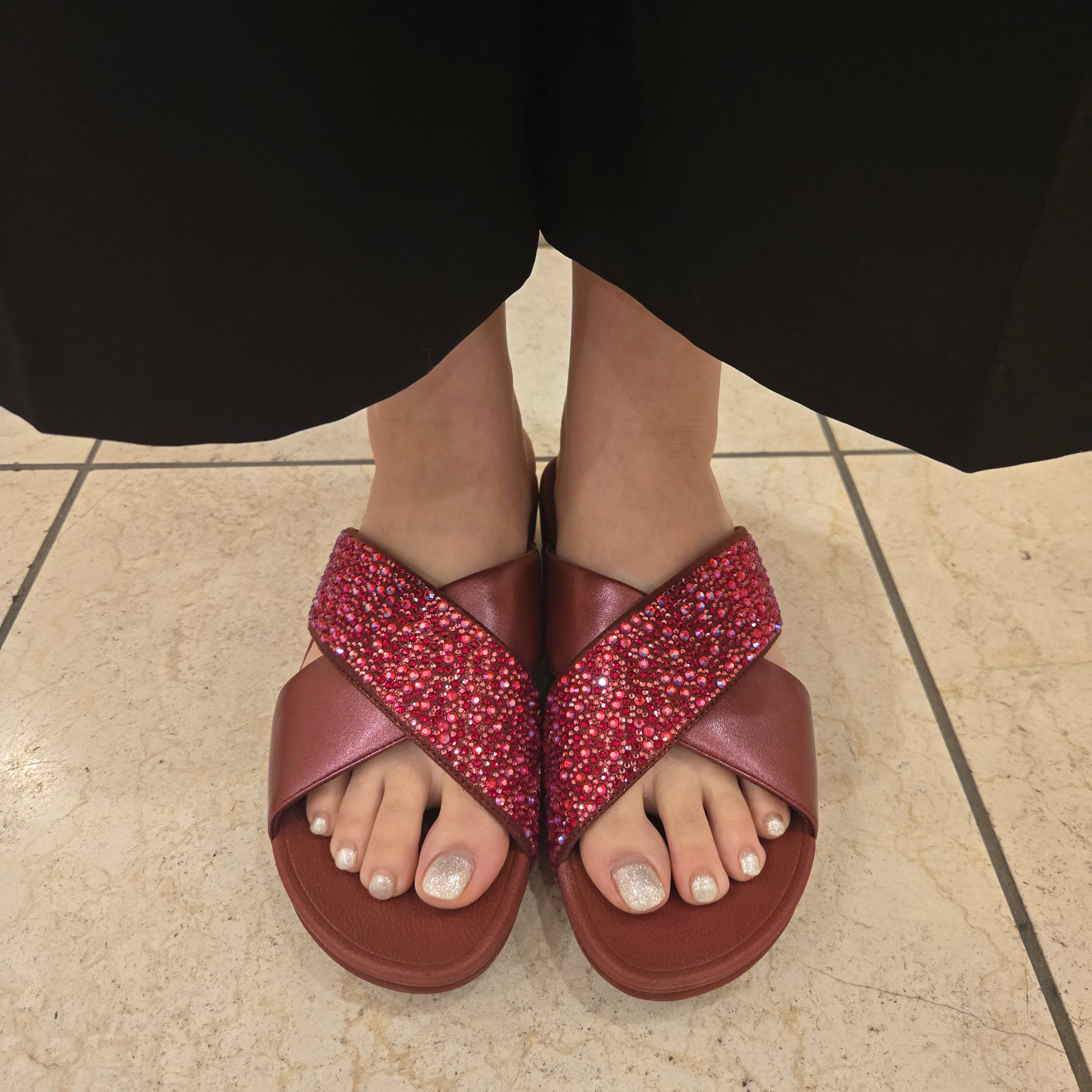 シモンズグランドセール LULU CRYSTAL-MIX METALLIC CROSS SLIDES｜fitflop(フィット 靴