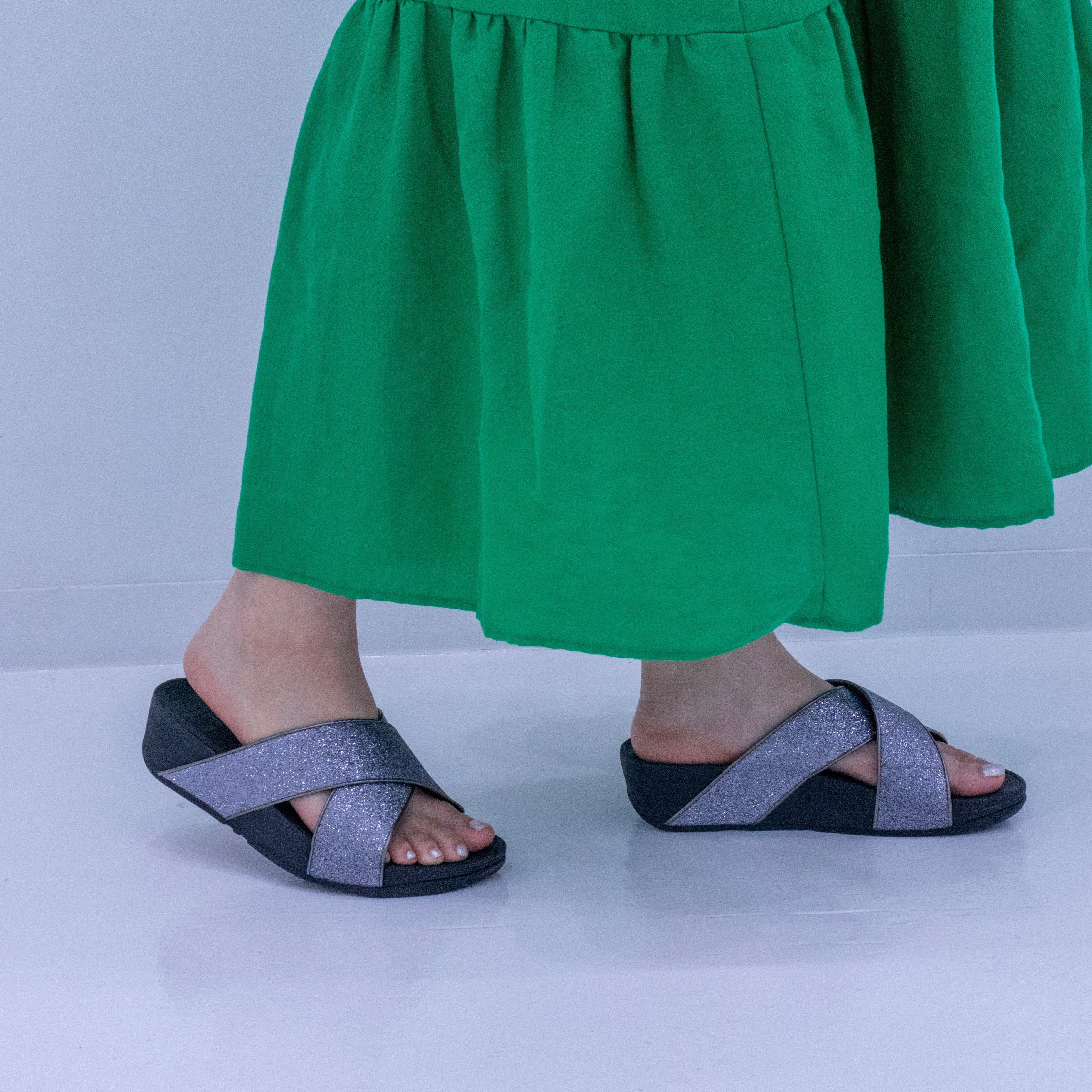 LULU GLITTERDUST CROSS SLIDES｜fitflop(フィットフロップ)公式
