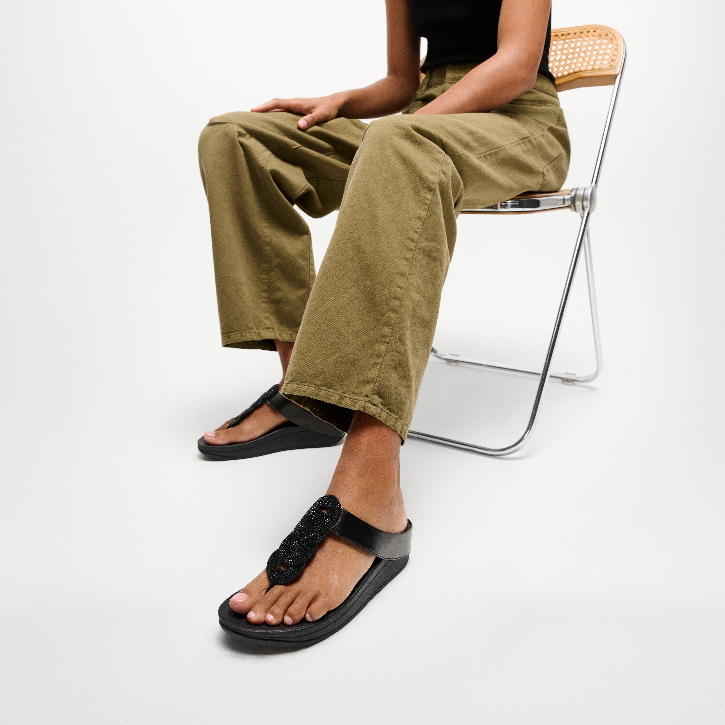 FINO CRYSTAL-TWIST TOE-POST SANDALS｜fitflop(フィットフロップ)公式
