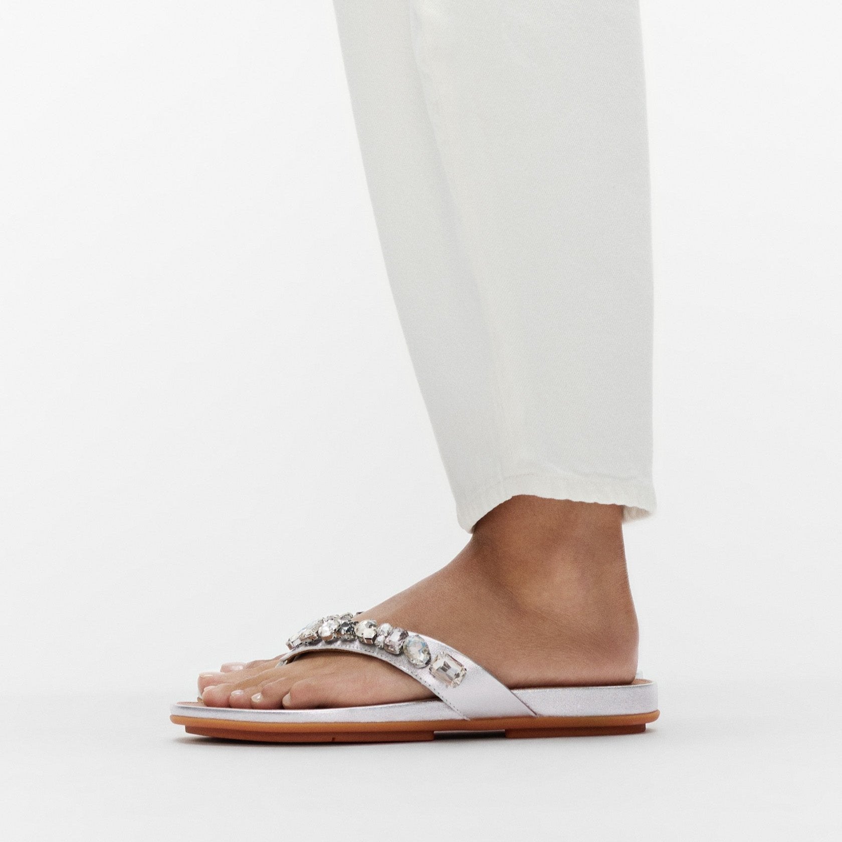 GRACIE JEWEL-DELUXE METALLIC-LEATHER FLIP-FLOPS｜fitflop
