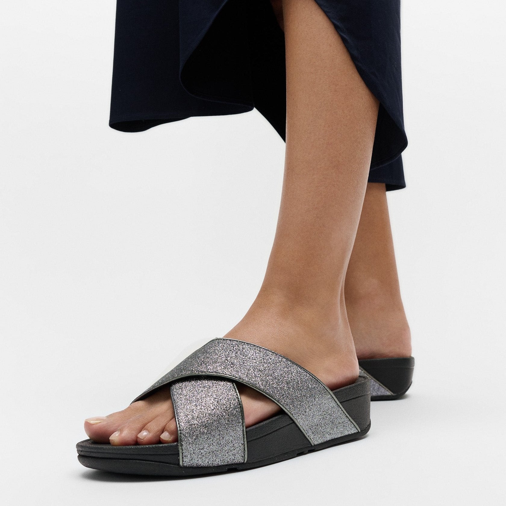2025年新作アイテムが続々登場 LULU GLITTERDUST CROSS SLIDES｜fitflop(フィットフロップ)公式 靴