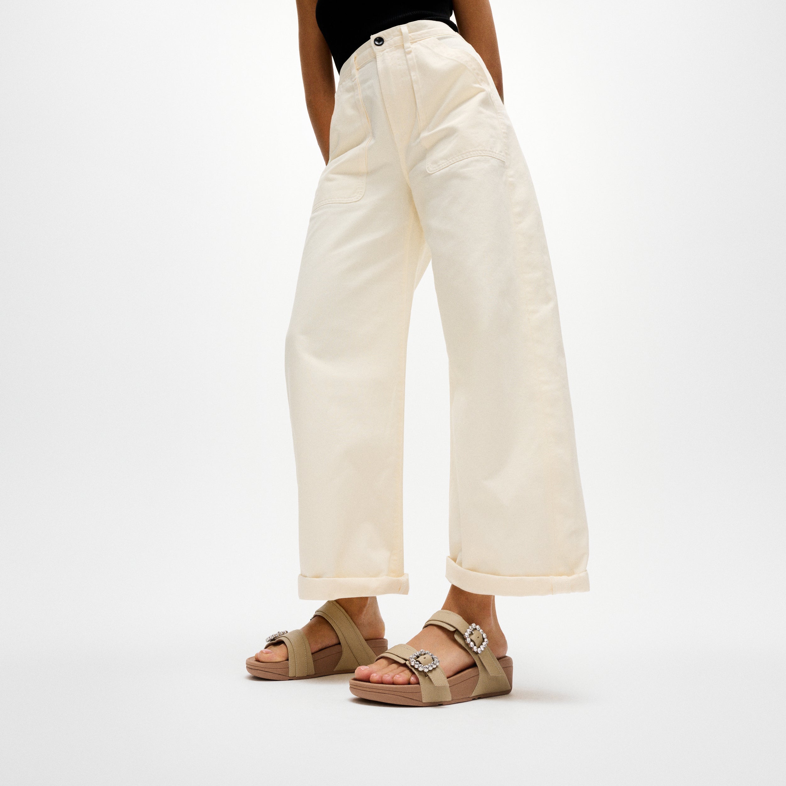 LULU CRYSTAL-BUCKLE LEATHER SLIDES｜fitflop(フィットフロップ)公式
