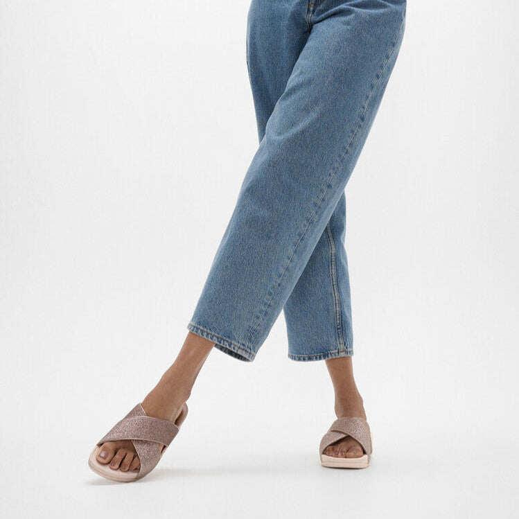 LULU GLITTERDUST CROSS SLIDES｜fitflop(フィットフロップ)公式